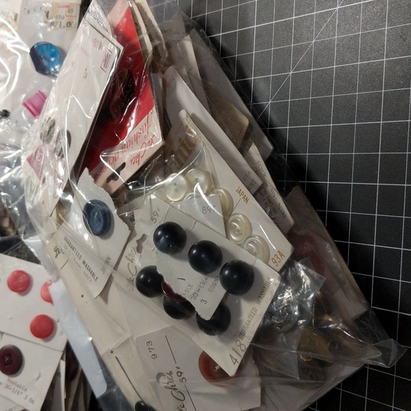 Massive vintage button bundle close to 5lbs - Picture 7 of 13